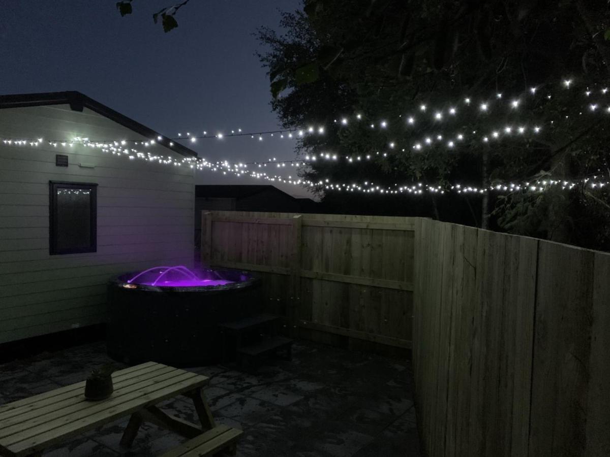 Lola Lodge - Luxury Hot Tub Retreat Newton on the Moor Exterior photo