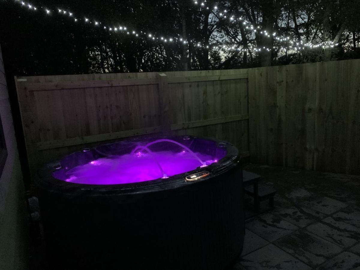 Lola Lodge - Luxury Hot Tub Retreat Newton on the Moor Exterior photo