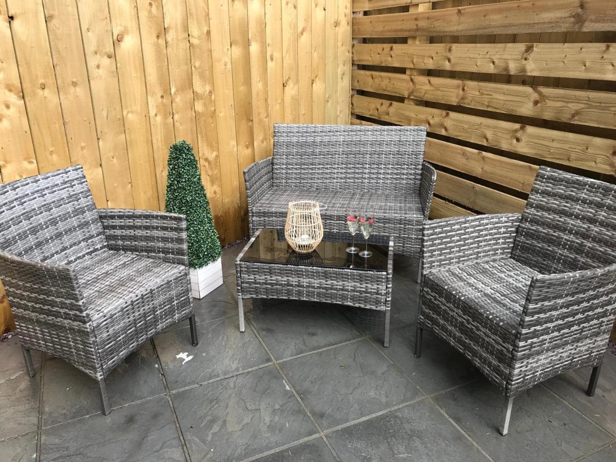 Lola Lodge - Luxury Hot Tub Retreat Newton on the Moor Exterior photo